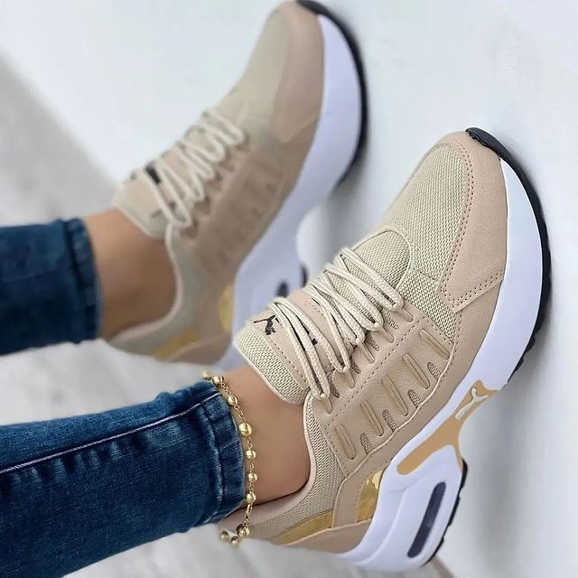 Tenis feminino rosa Puma em destaque sobre fundo claro