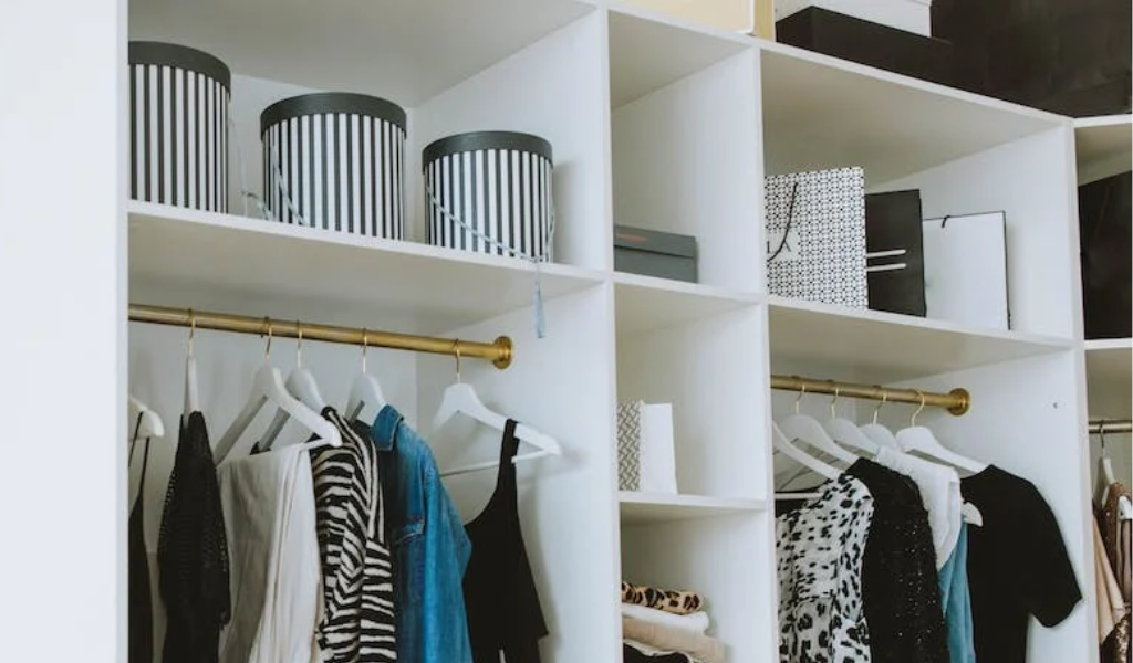 Renovação do Guarda-Roupa: Liberte-se do Excesso e Abraçe sua Essência
