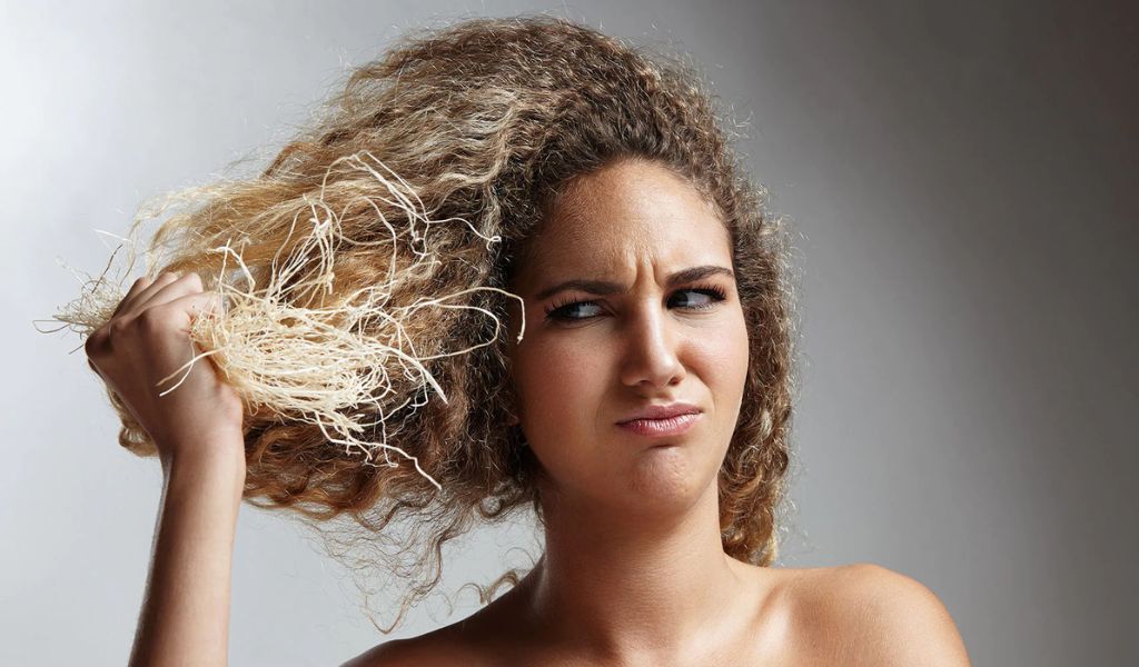 Desembaraçar Cabelo Cacheado: Guia Prático para Cachos Livres de Nós