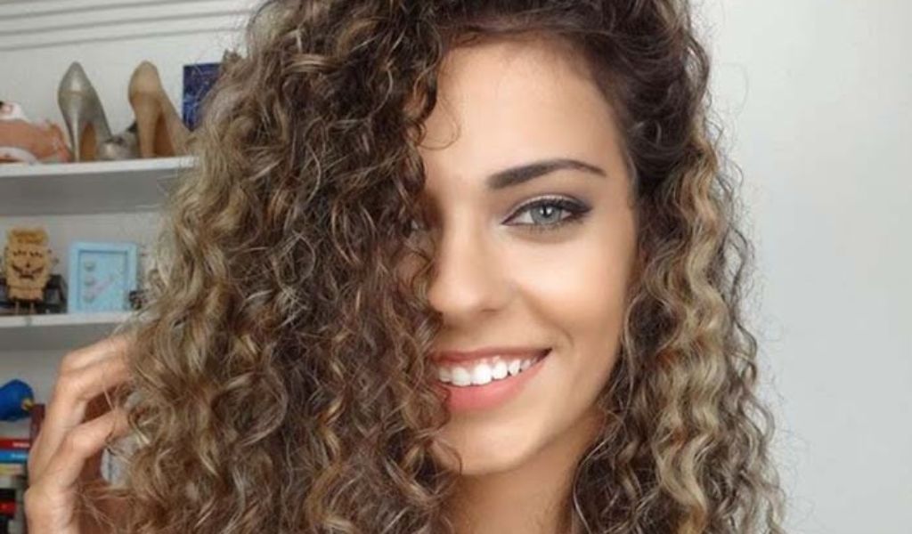 Como Fazer Cabelo Cacheado Crescer: Guia Completo para Cachos Longos e Saudáveis