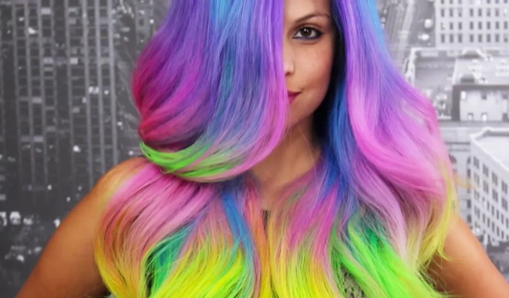 Penteados e Cores Vibrantes para o Mês do Orgulho