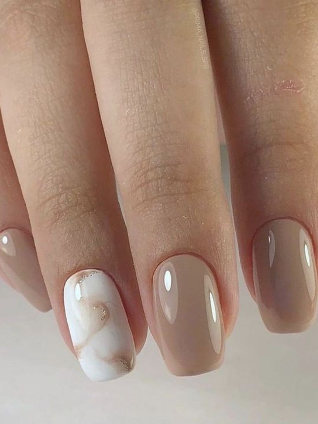 Unhas com esmalte colorido