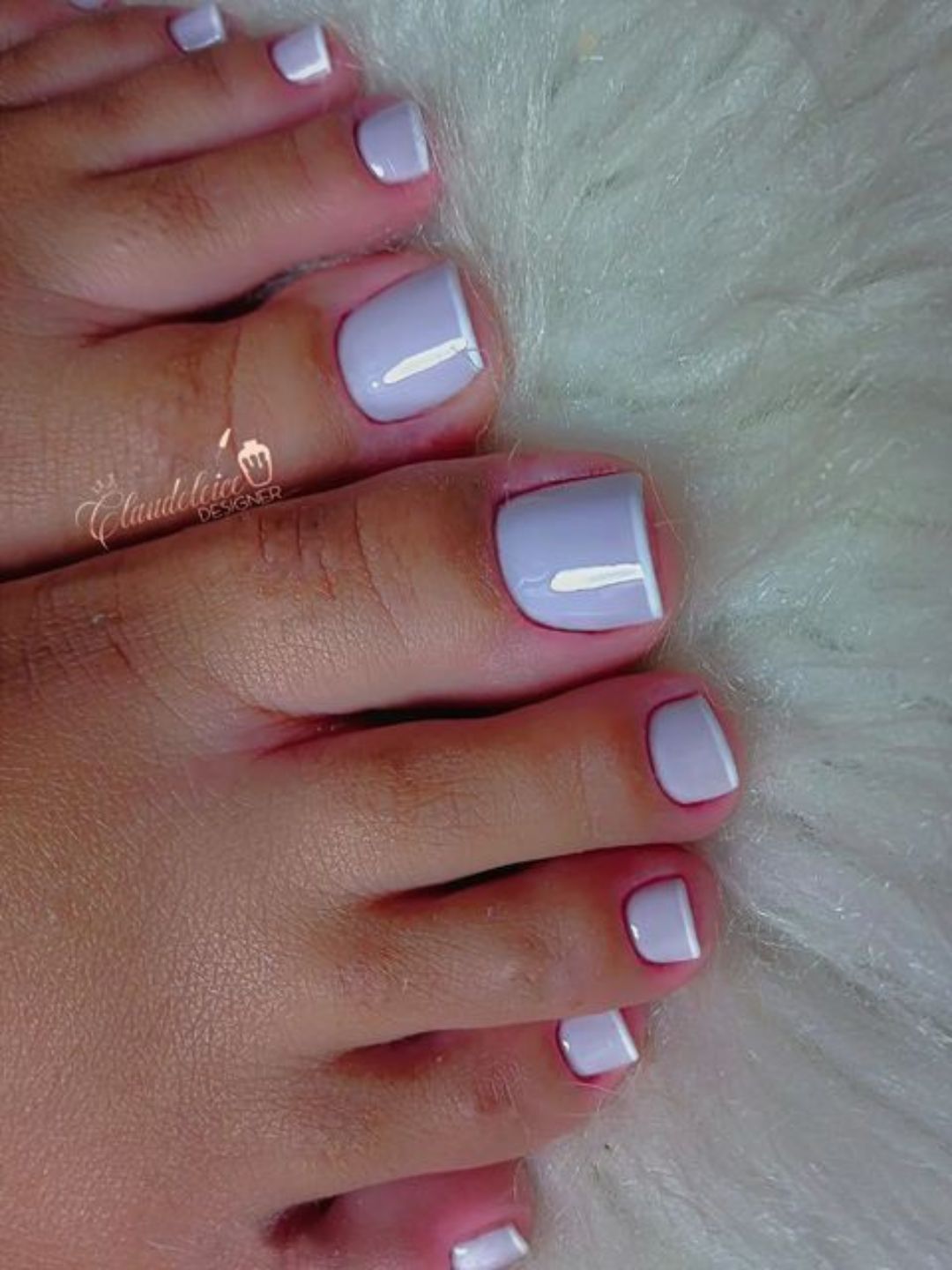 Unhas com esmalte colorido