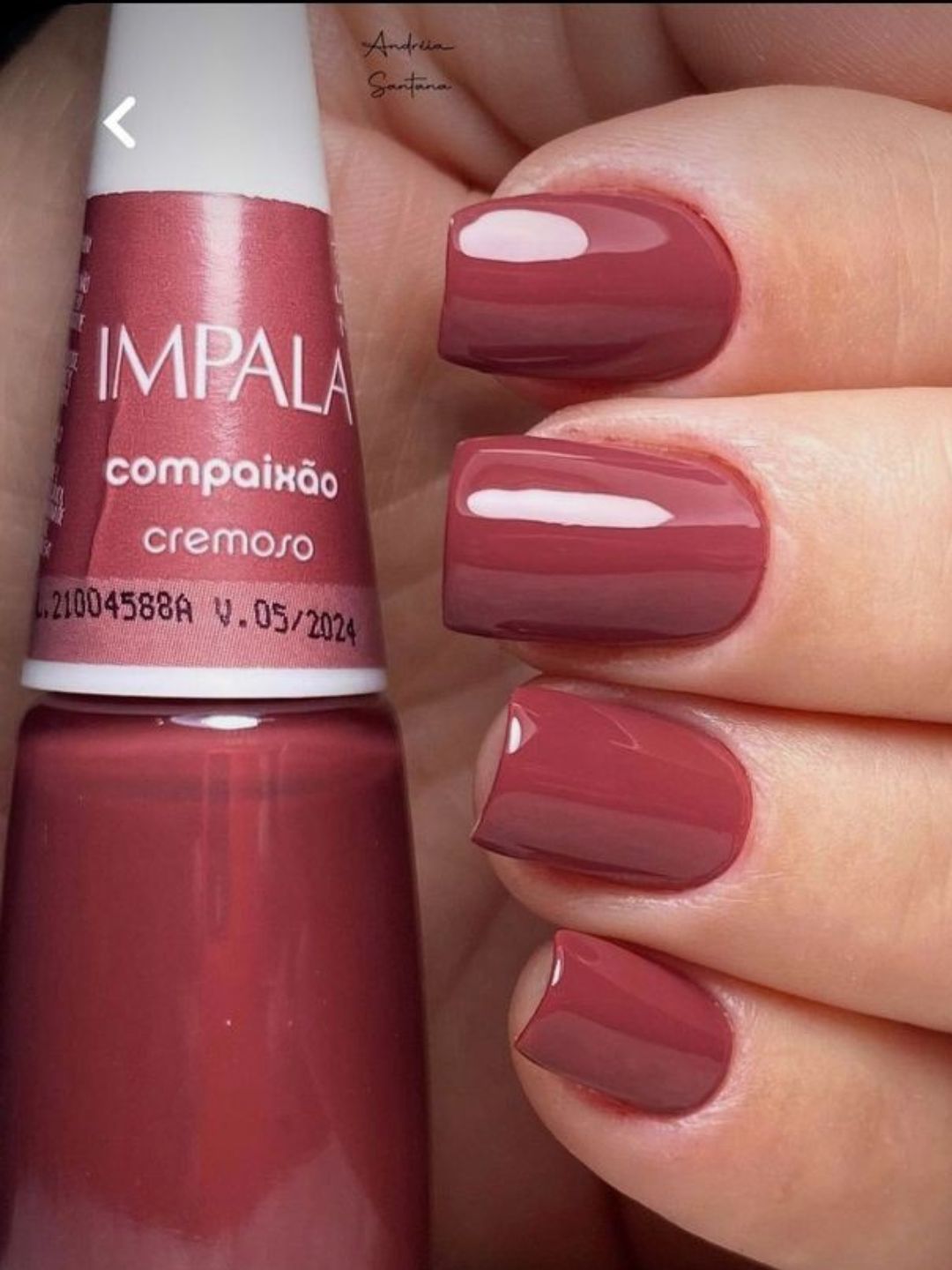 Unhas com esmalte colorido