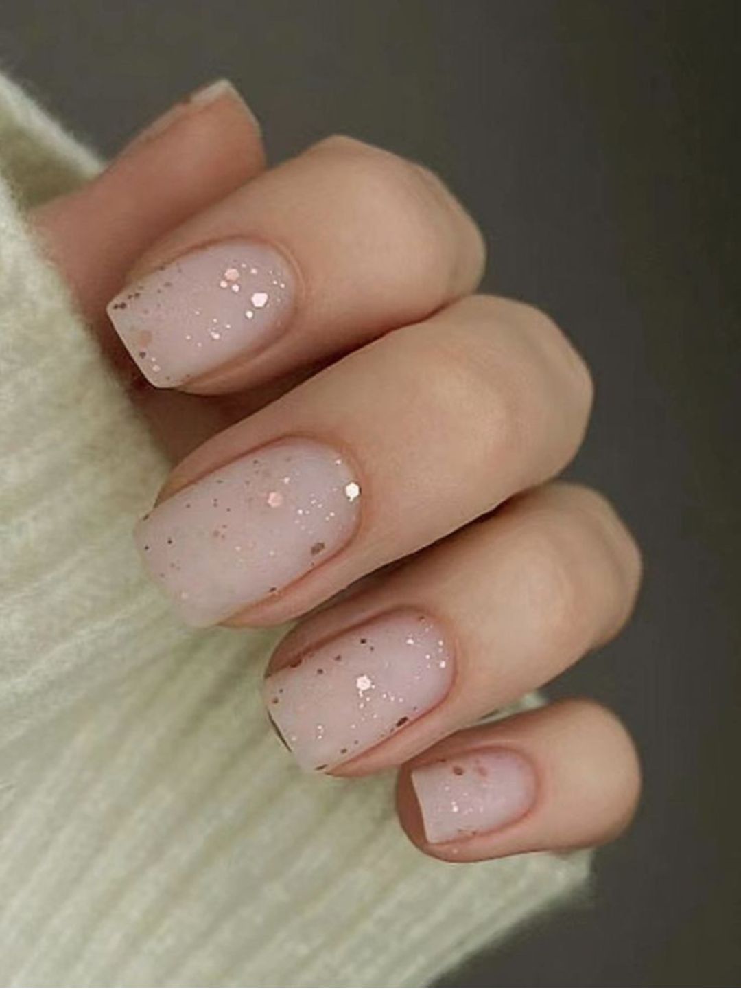 Unhas com esmalte colorido
