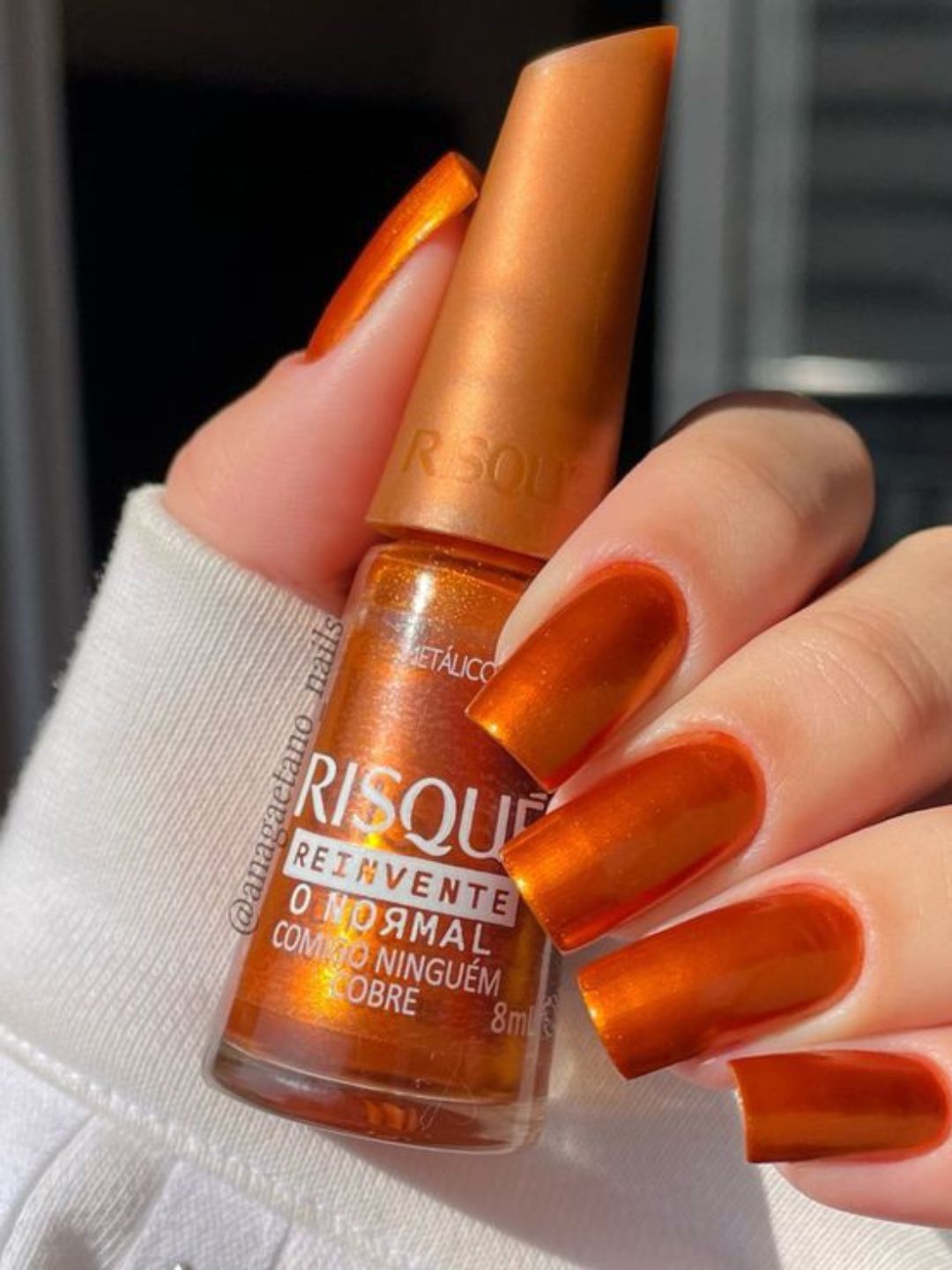 Unhas com esmalte colorido