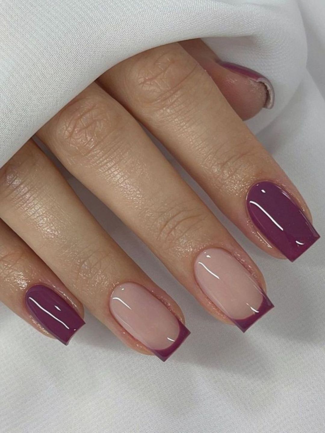 Unhas com esmalte colorido