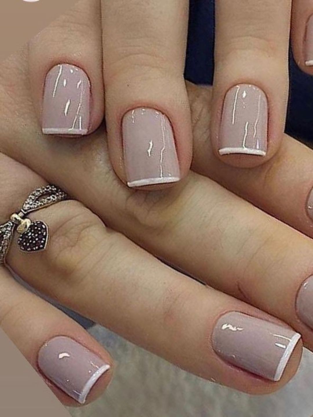 Unhas com esmalte colorido
