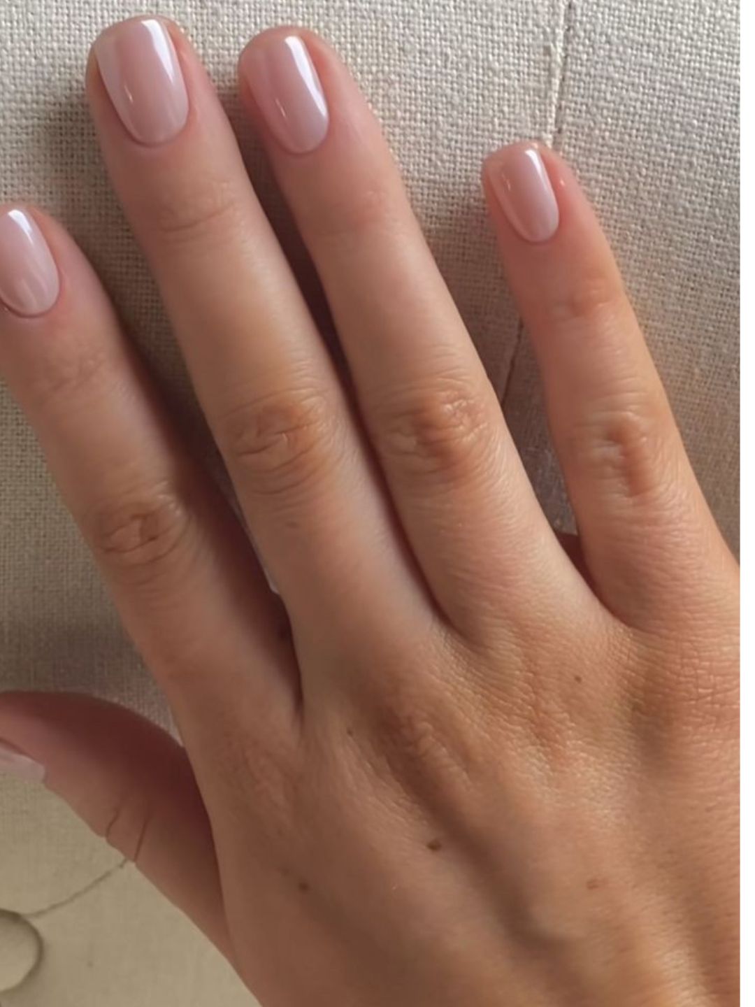 Unhas com esmalte colorido
