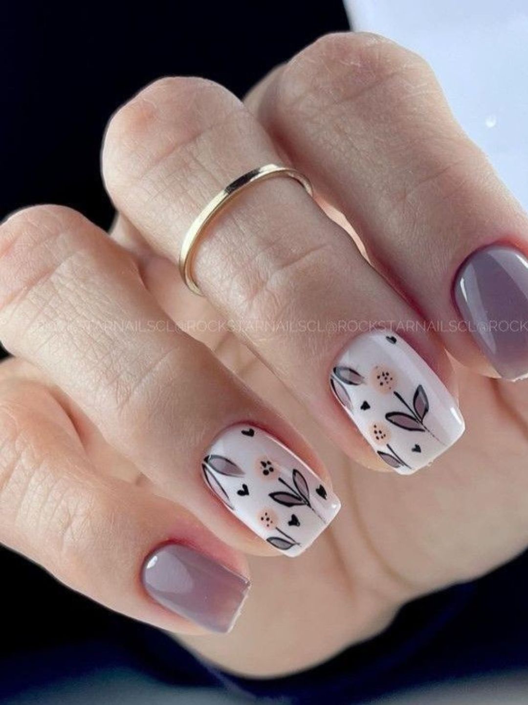 Unhas com esmalte colorido