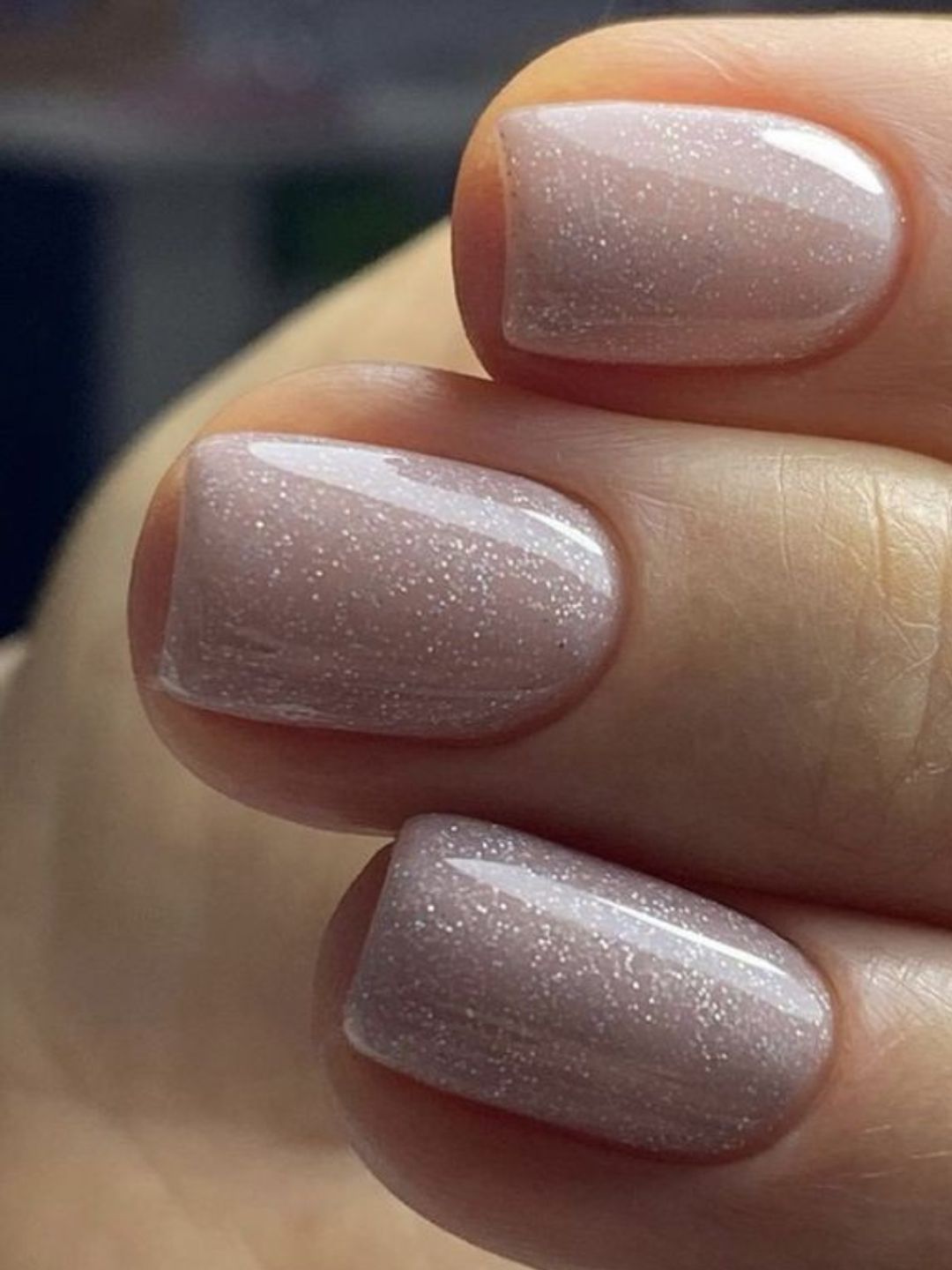 Unhas com esmalte colorido