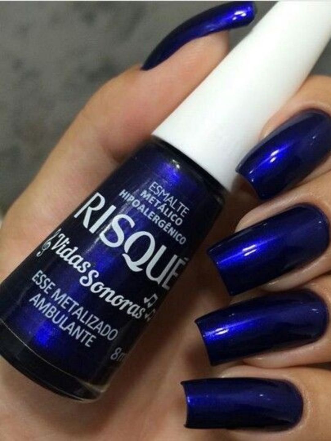 Unhas com esmalte colorido