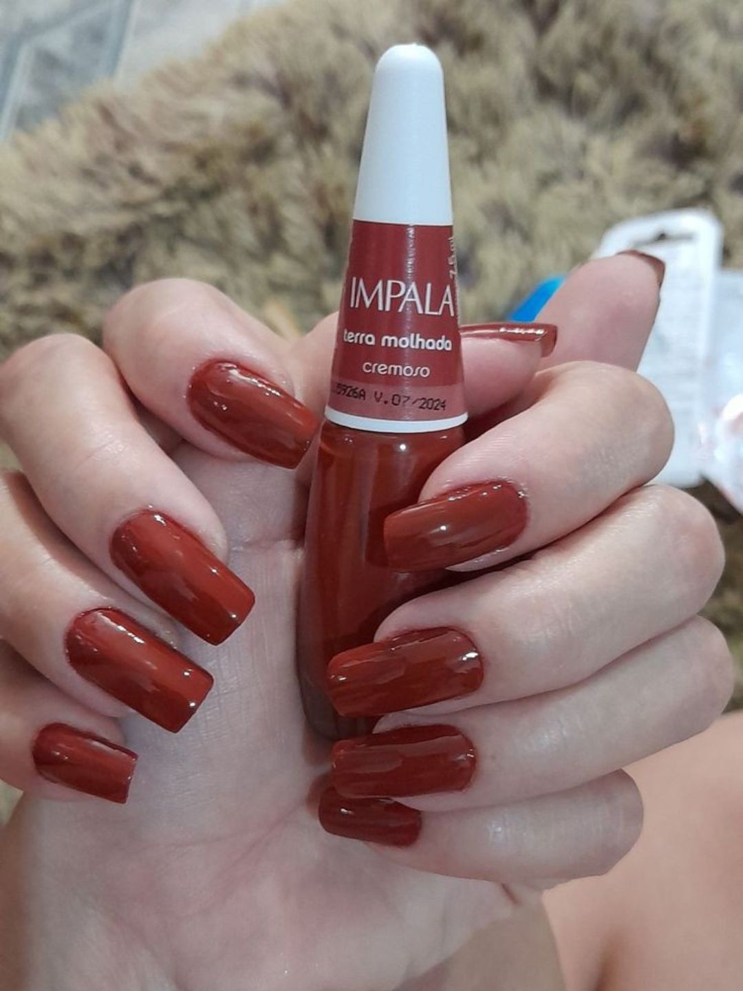 Unhas com esmalte colorido