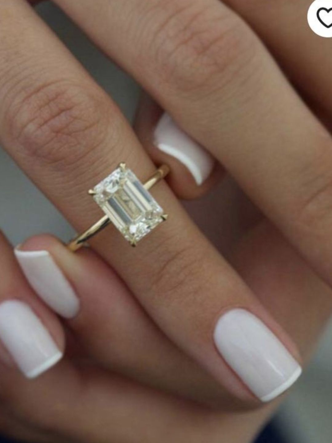 Unhas com esmalte colorido