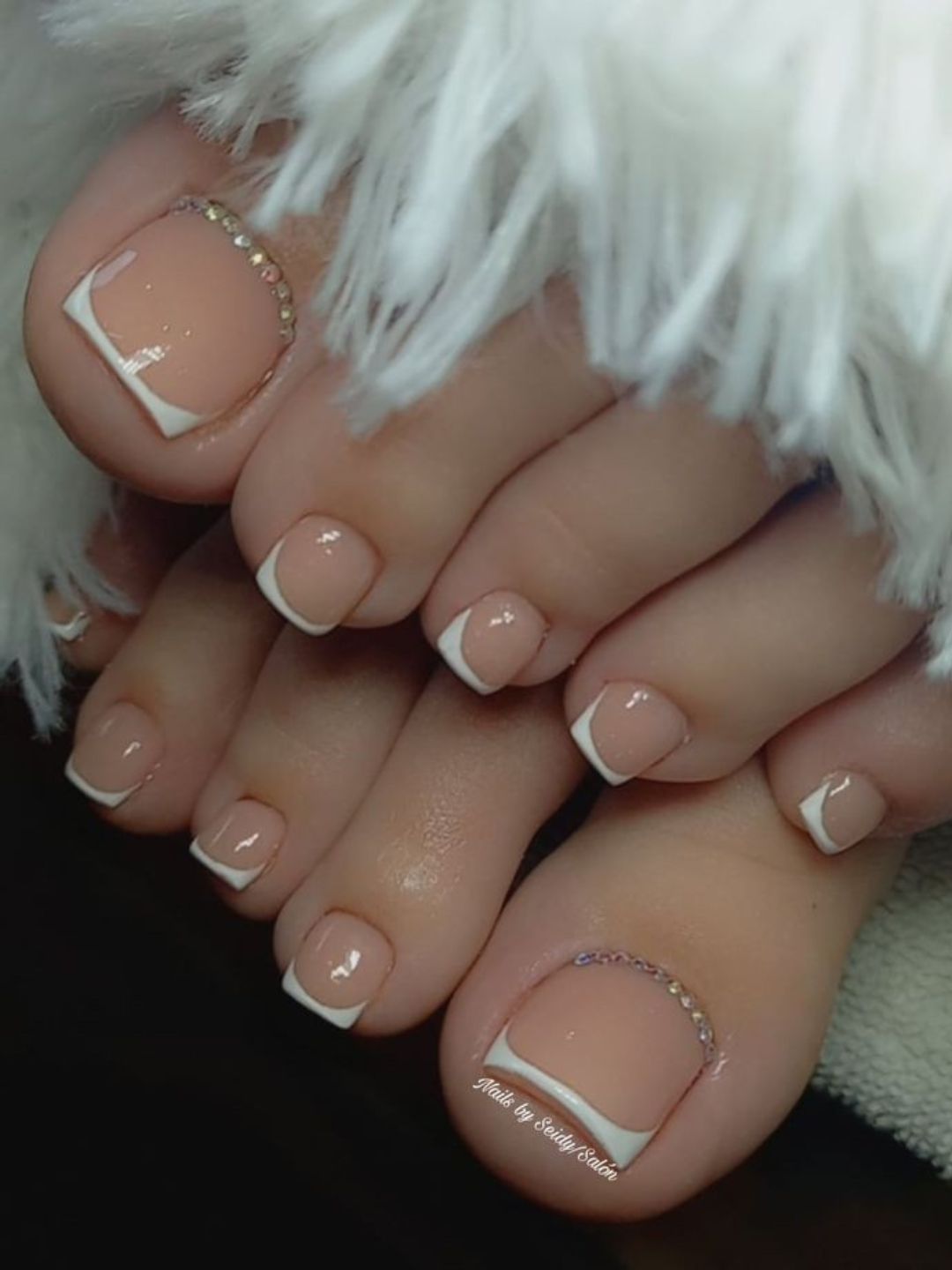 Unhas com esmalte colorido
