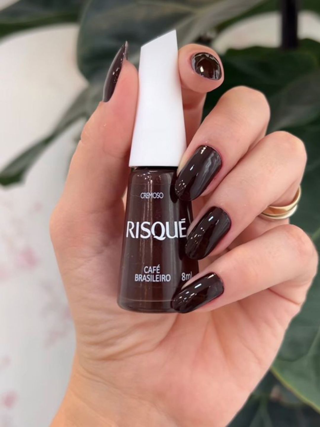 Unhas com esmalte colorido