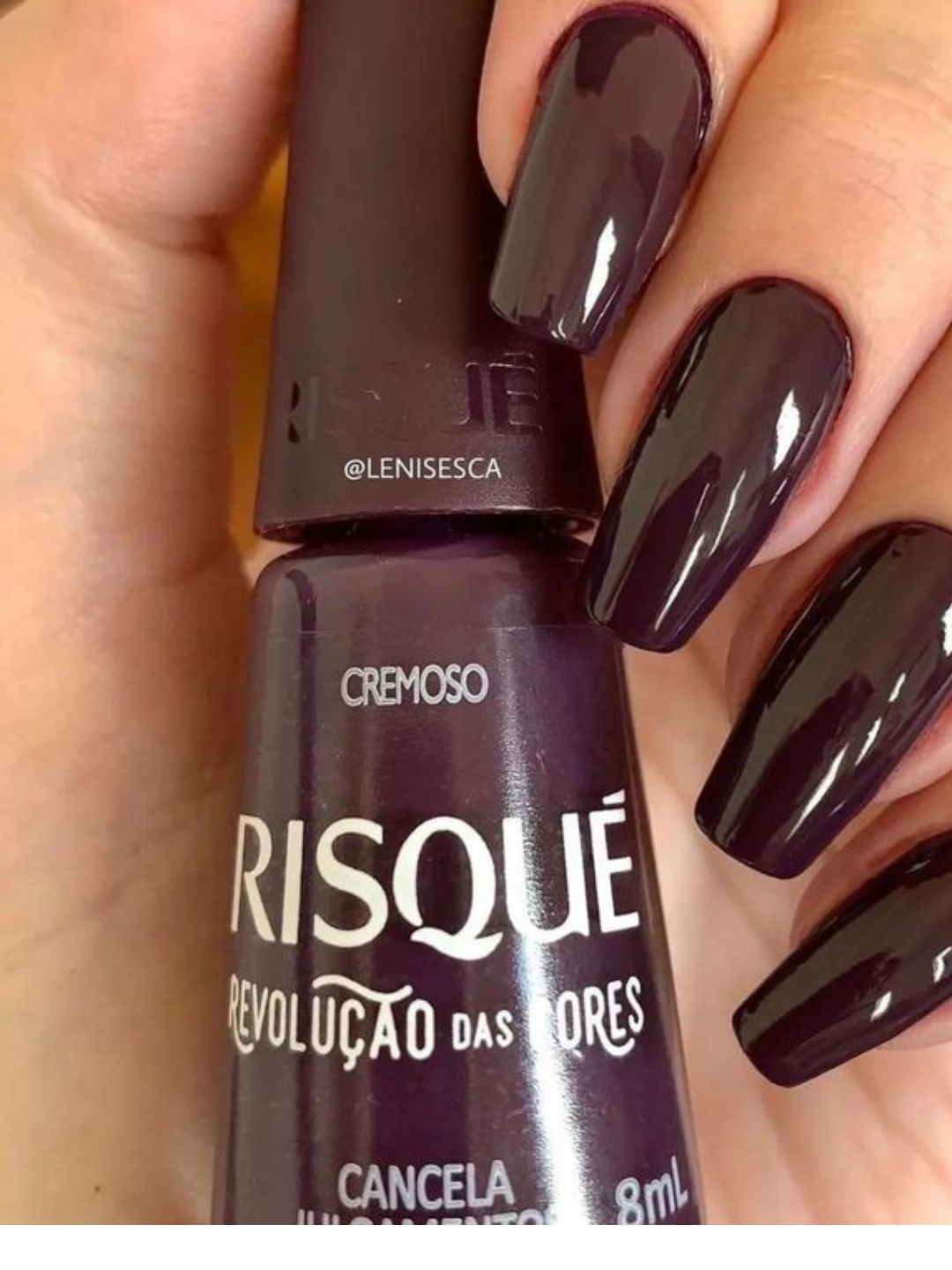 Unhas com esmalte colorido