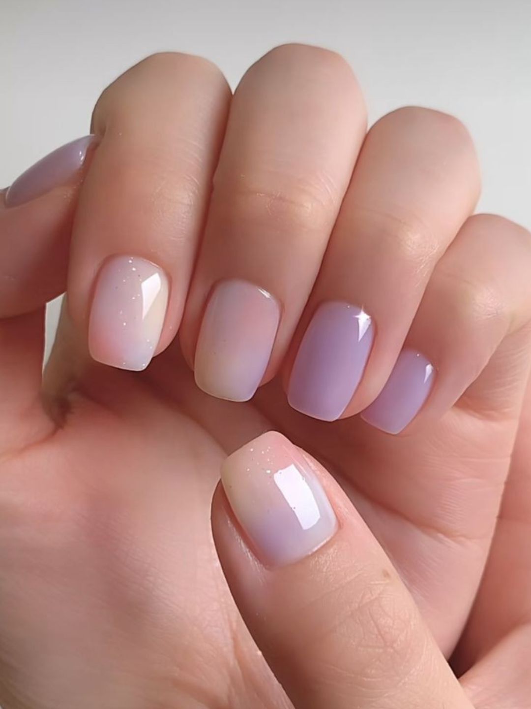 Unhas com esmalte colorido