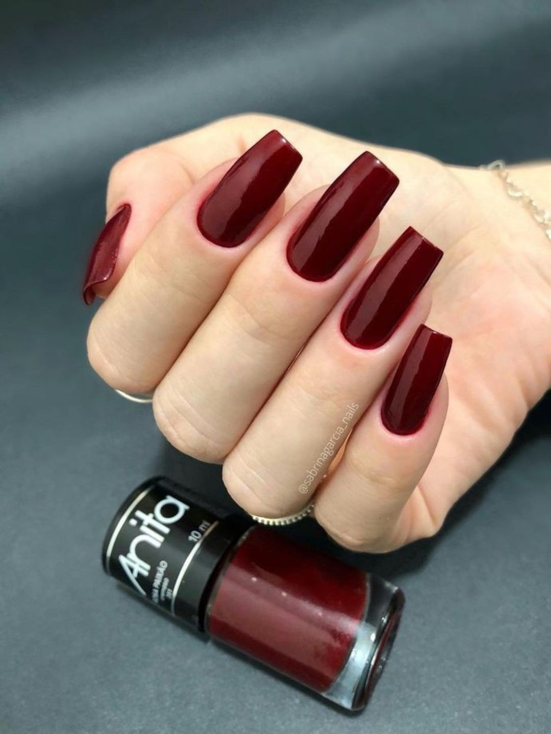 Unhas com esmalte colorido
