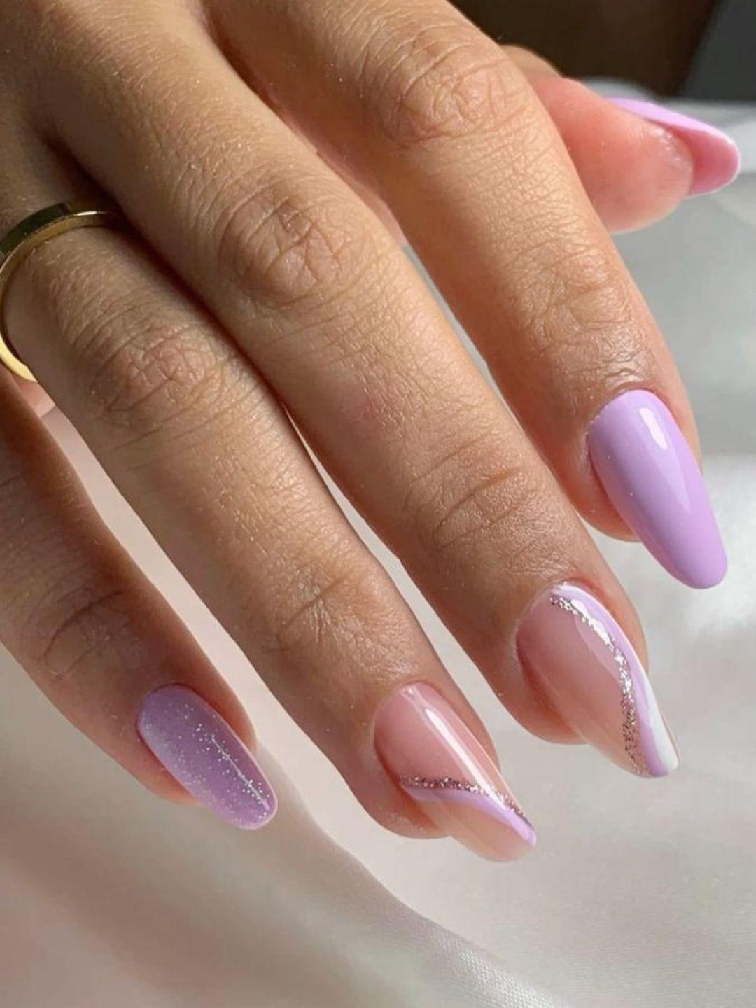 Unhas com esmalte colorido