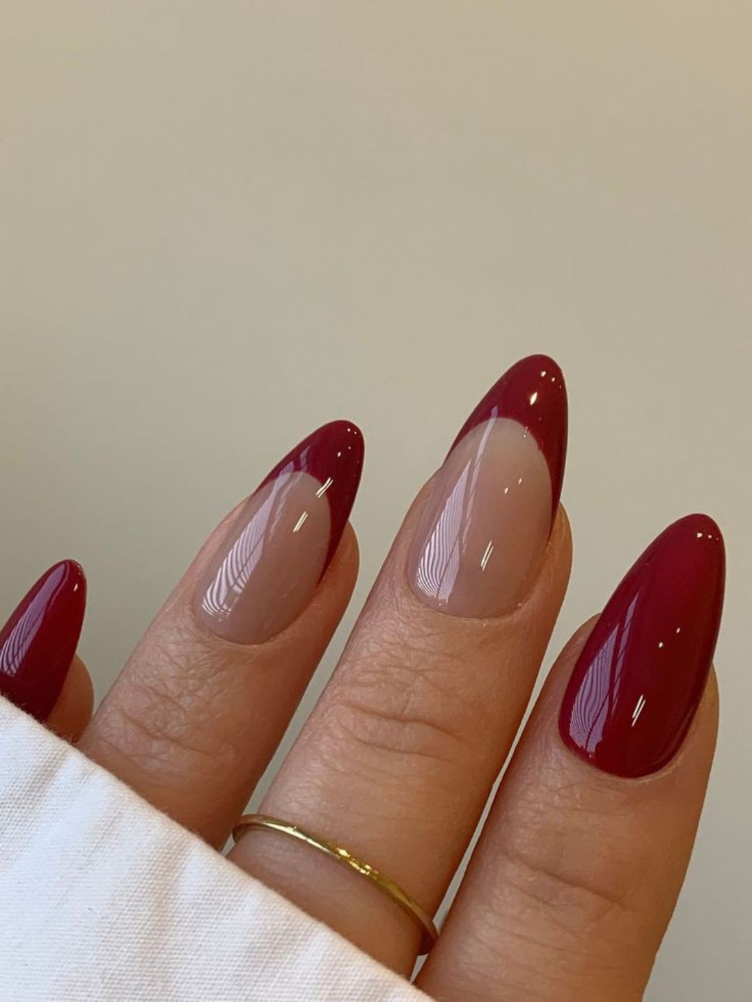 Unhas com esmalte colorido