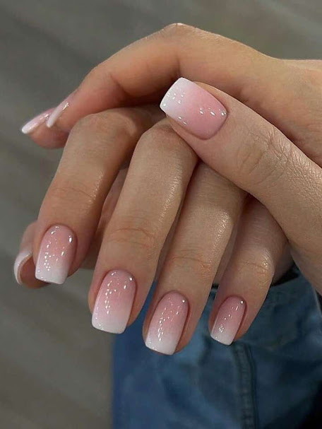 Unhas com esmalte colorido