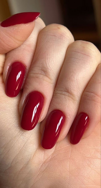 Unhas com esmalte colorido