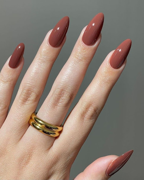 Unhas com esmalte colorido