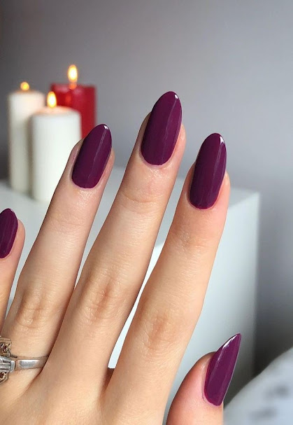 Unhas com esmalte colorido