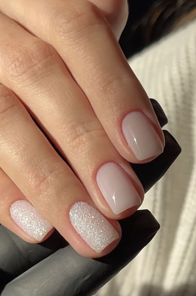 Unhas com esmalte colorido