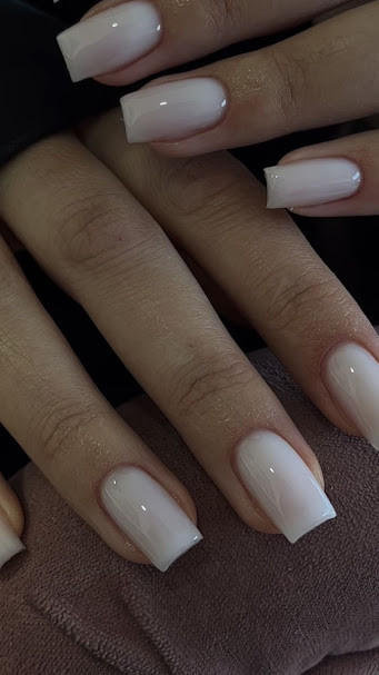 Unhas com esmalte colorido