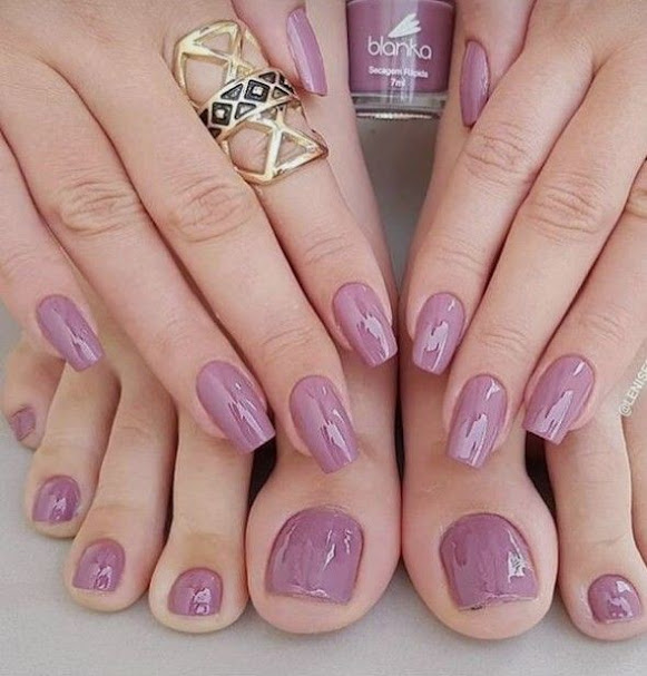 Unhas com esmalte colorido
