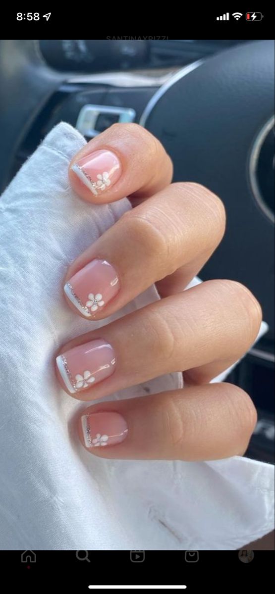 Unhas com esmalte colorido