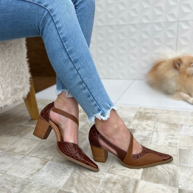 Look completo com sapato de salto grosso feminino
