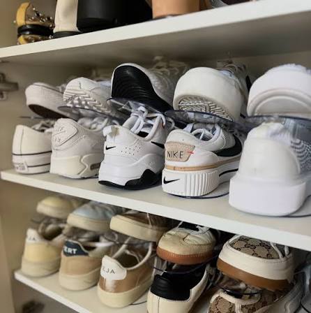 Coleção de Jordans femininas em diferentes modelos e cores organizadas em prateleira