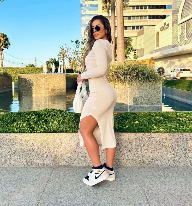 Look feminino com vestido midi e Air Jordan 1 High em passeio urbano