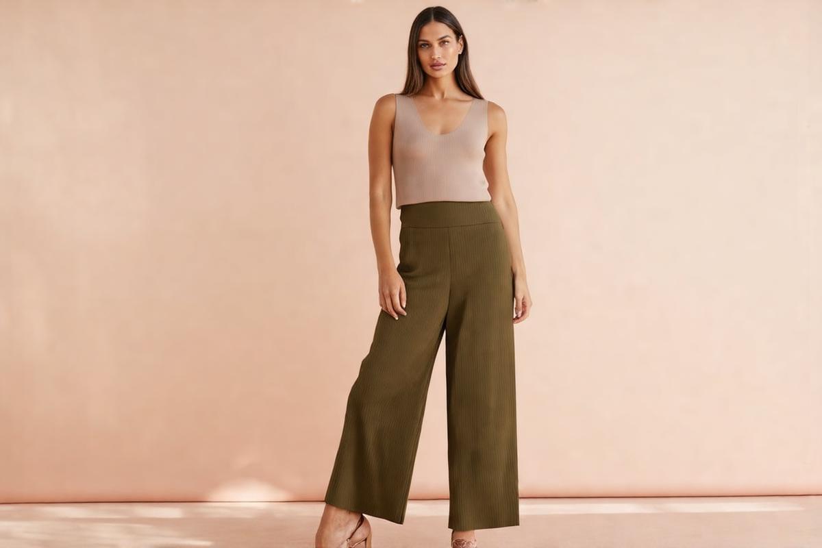 Sapatos femininos default mulher usando mule salto bloco com calca wide leg em look casual elegante