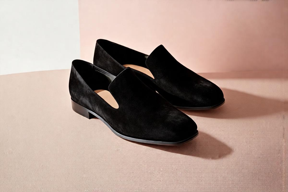 Sapatos femininos default mule de couro preto com salto bloco em close up mostrando acabamento