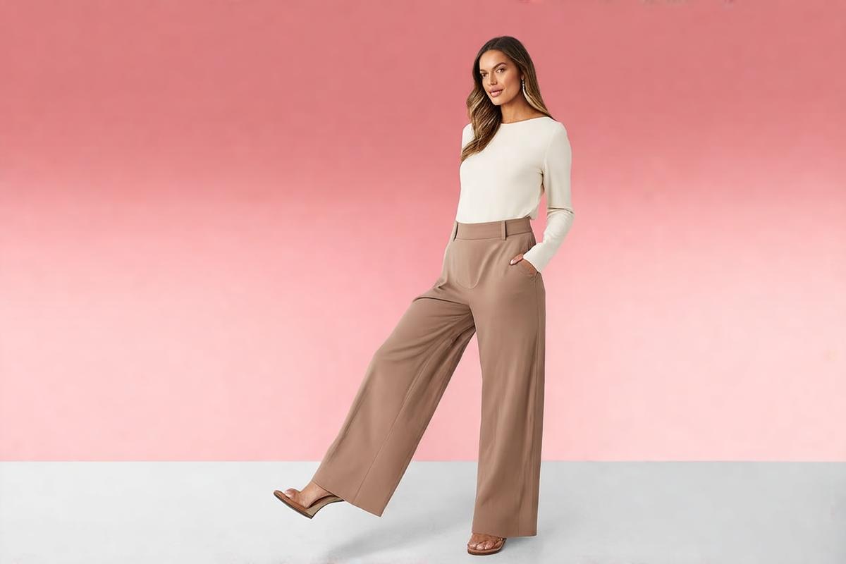 Mulher usando mule com salto bloco e calca wide leg em look elegante